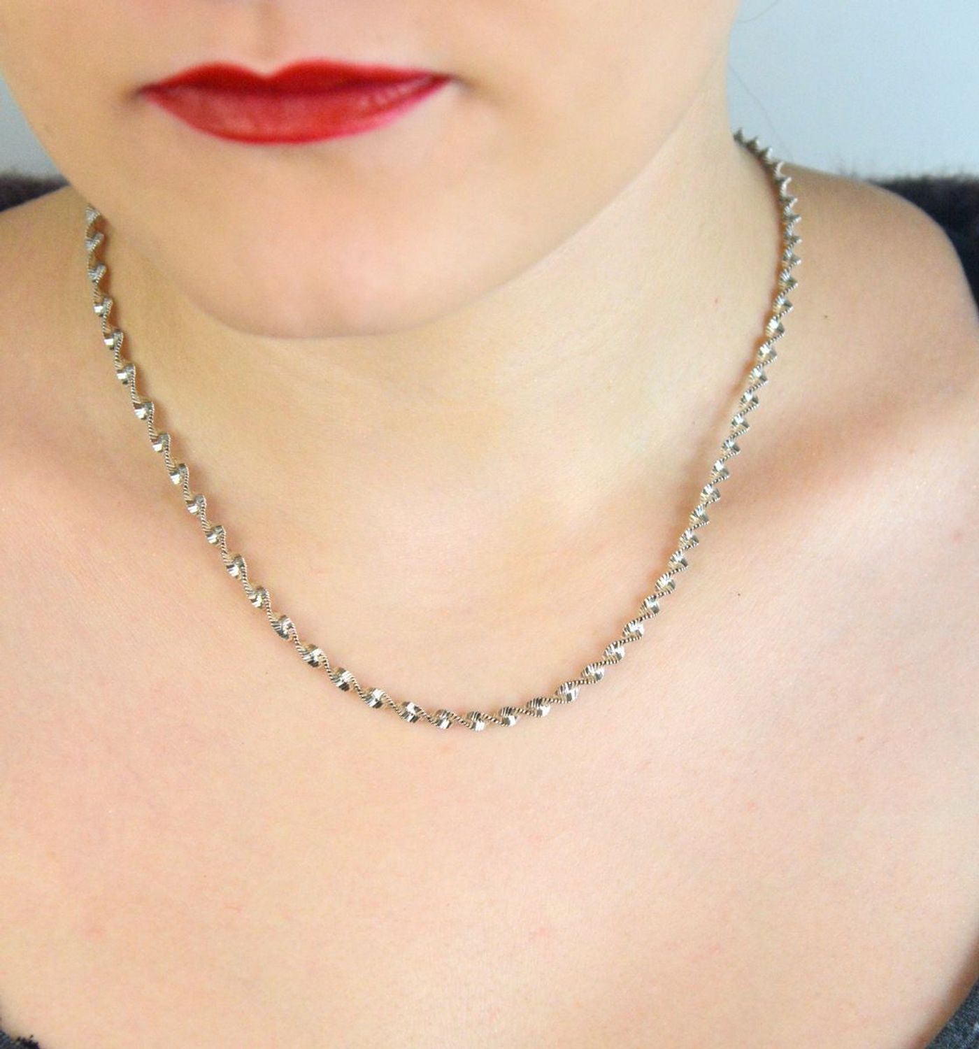 Stylowy łańcuszek damski ze srebra 925, skręcony o szerokości 3,5 mm, oksydowany, długość 44 cm. Zapięcie na karabińczyk, elegancki i ponadczasowy dodatek.1.jpg